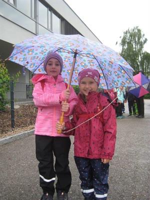 Kinder mit Regenschirm