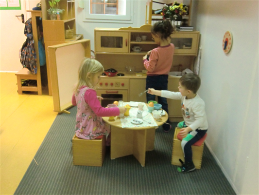 Kinder in Puppenküche
