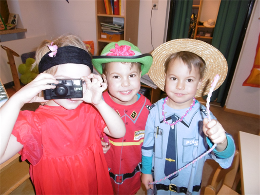 drei kleine Kinder die einen Hut tragen